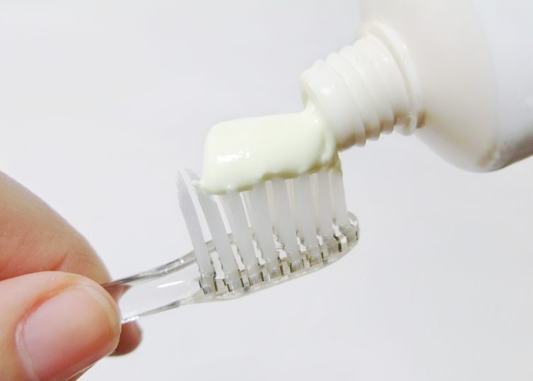 外出先での歯みがきイメージ